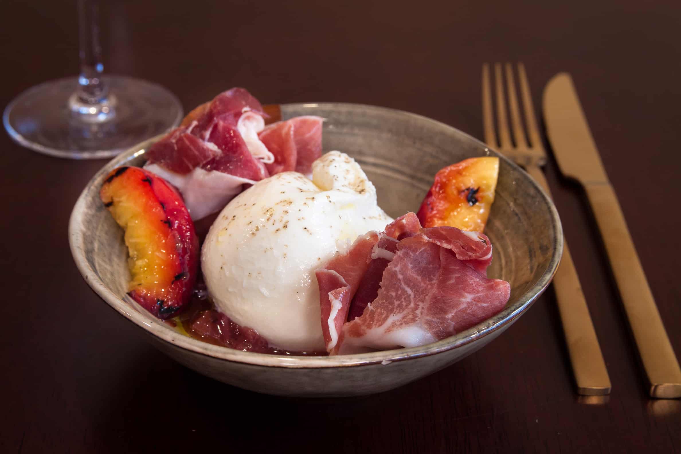 Burrata, prosciutto et nectarine