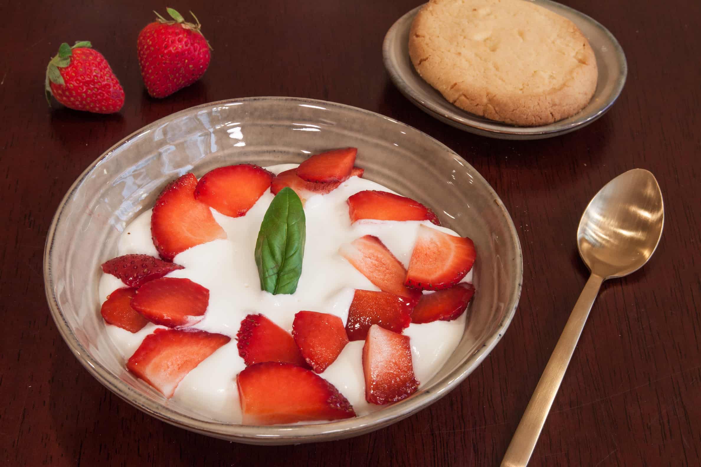 Sablé aux fraises, crème montée au basilic
