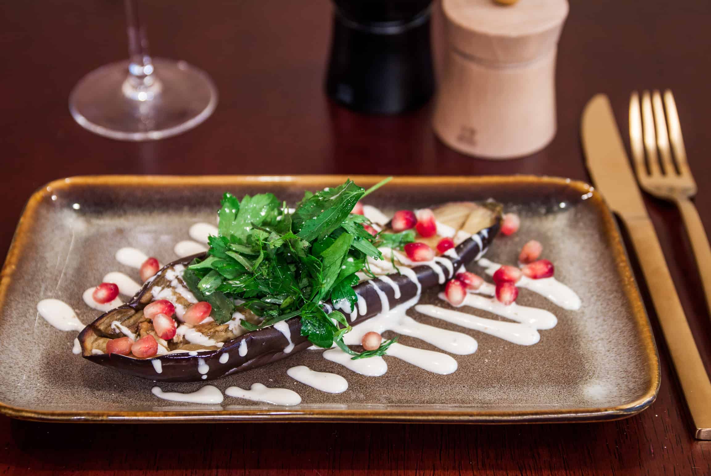 Aubergine grillée, tahini et salade d'herbes